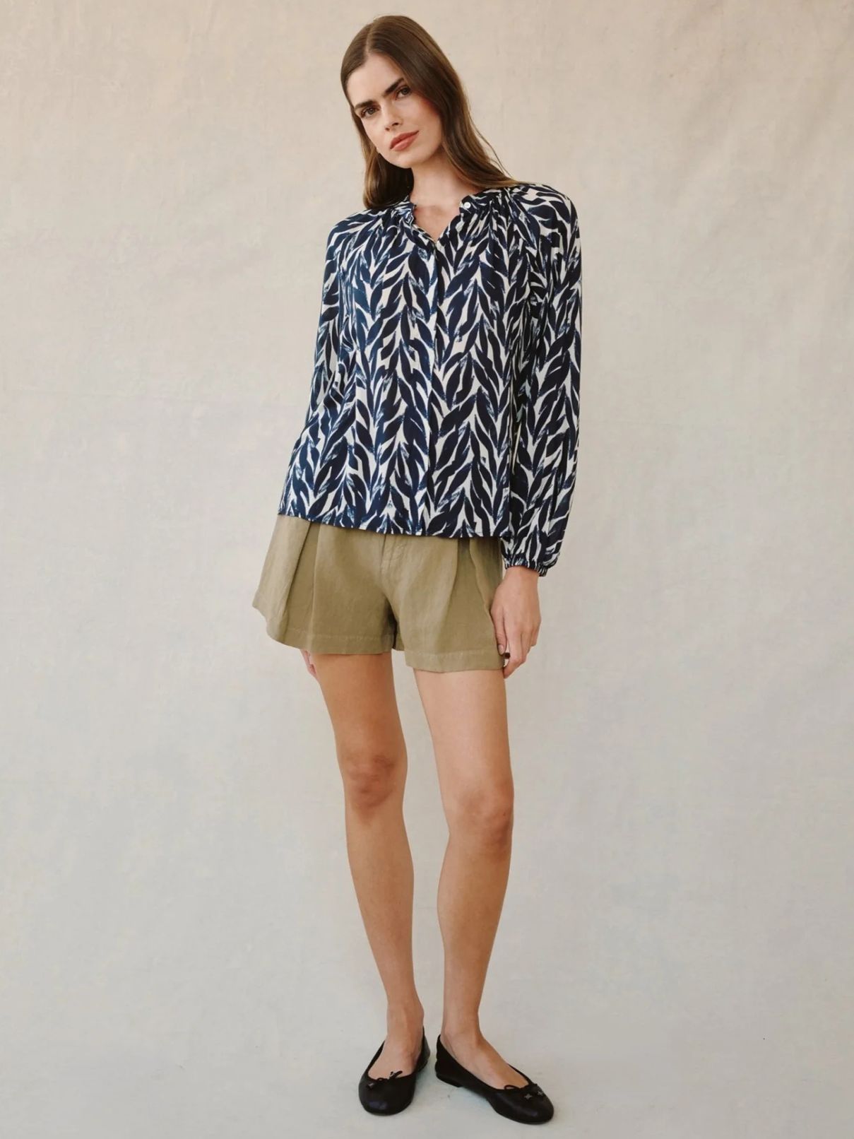 Bella Dahl L/S Shirred Blouse in Navy Leaves Print