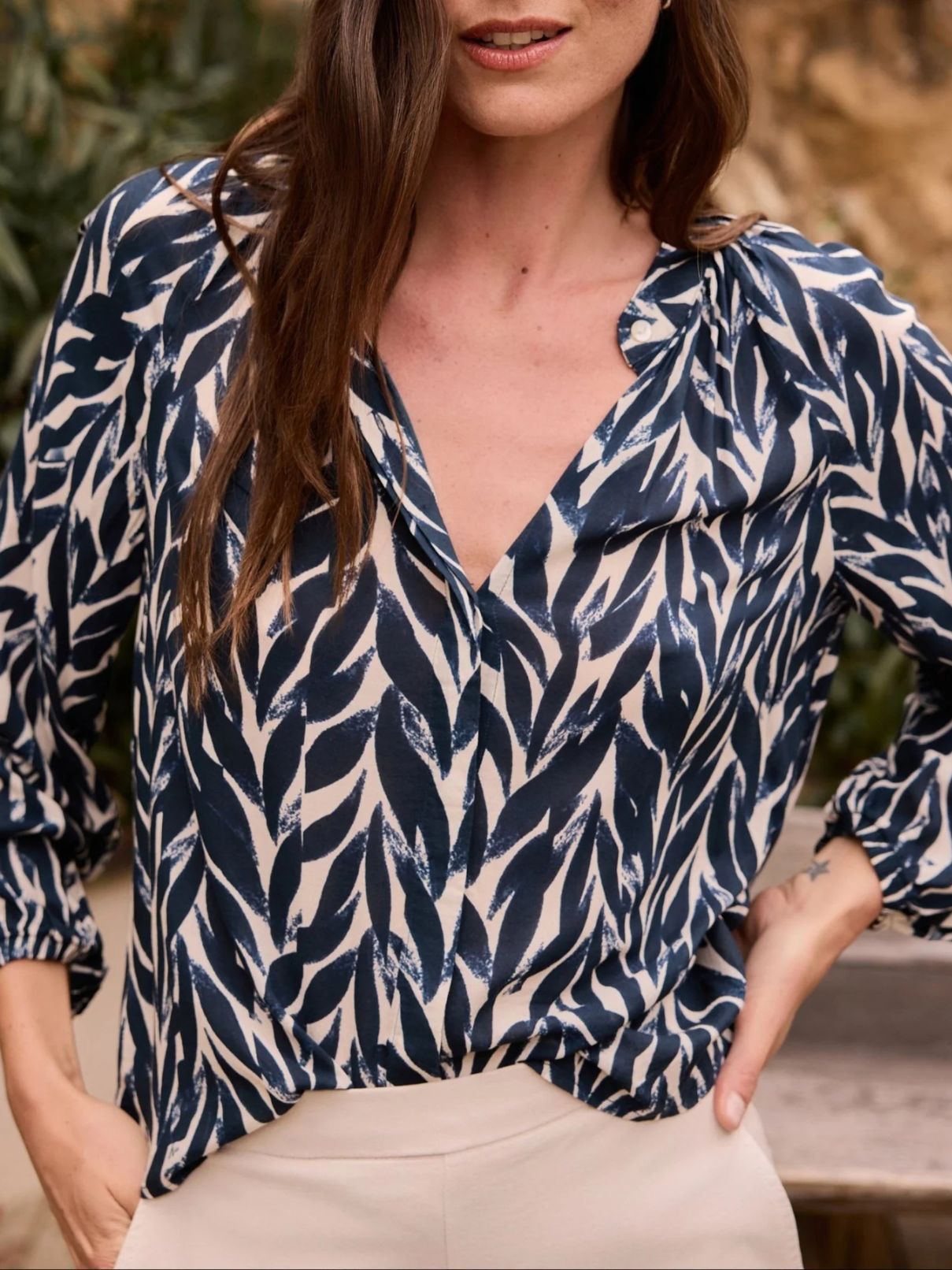 Bella Dahl L/S Shirred Blouse in Navy Leaves Print
