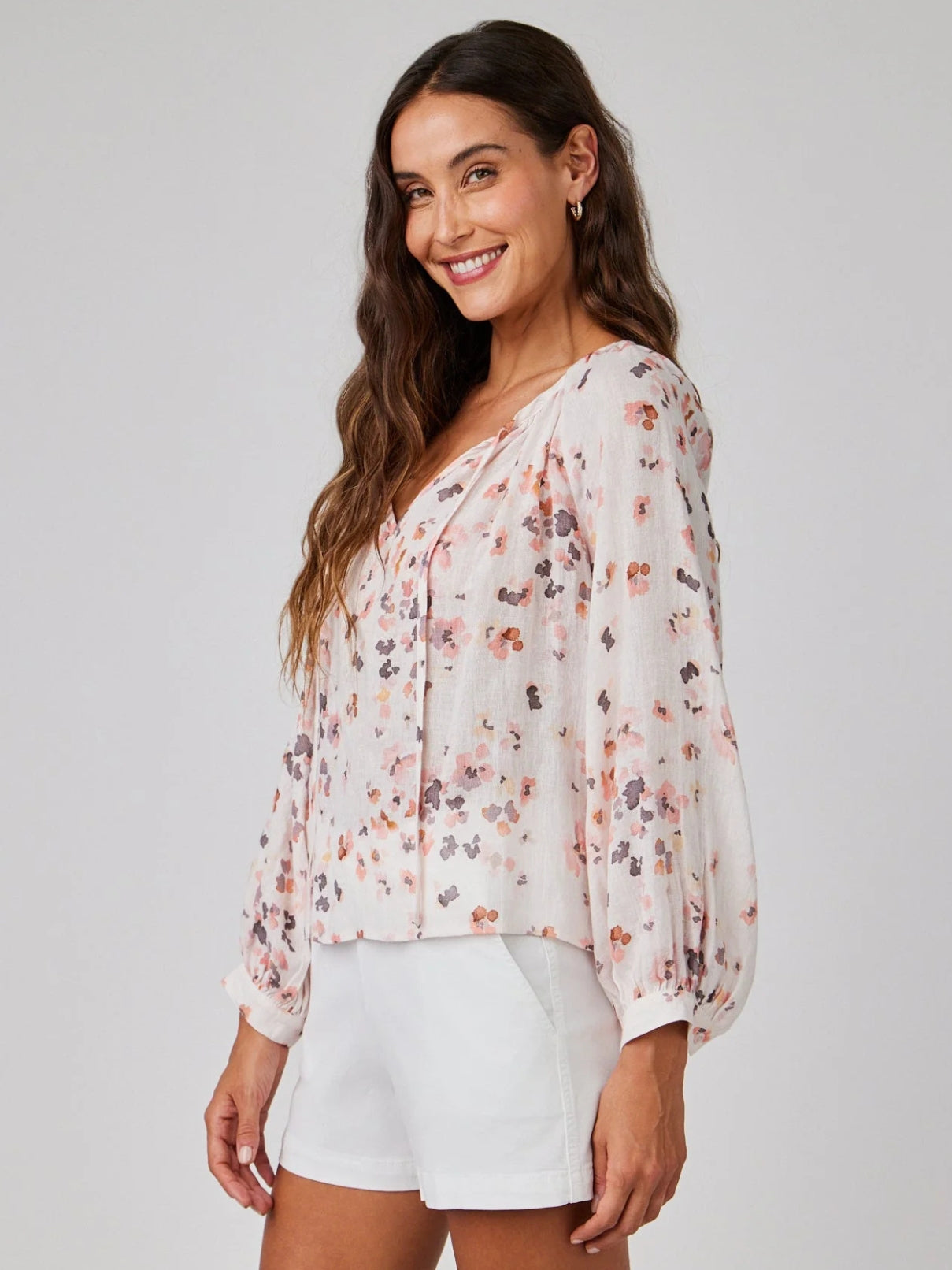 Bella Dahl Shirred Raglan Blouse in Hana Floral Print