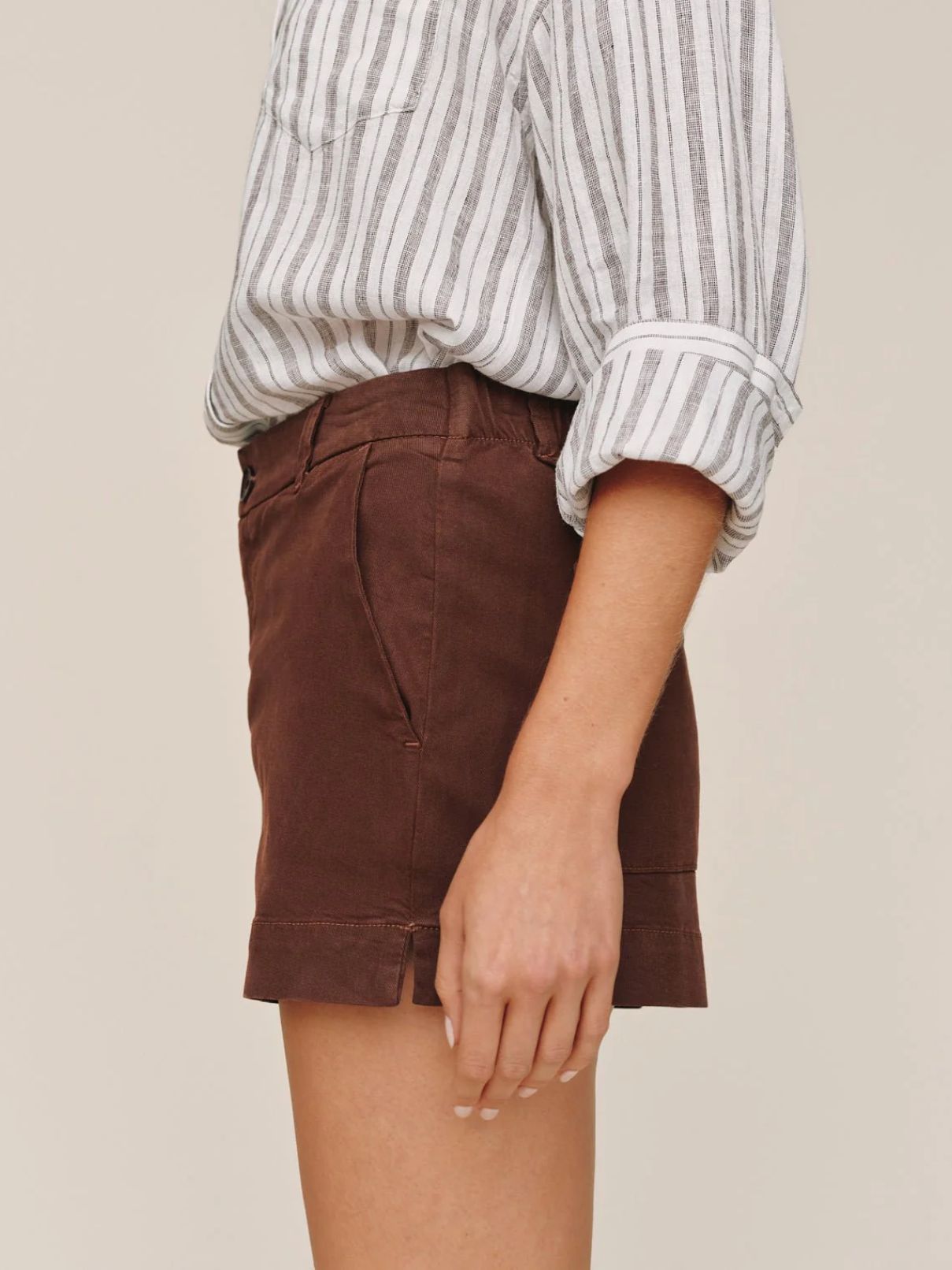 Bella Dahl Slit Tennis Short in Sienna Brown