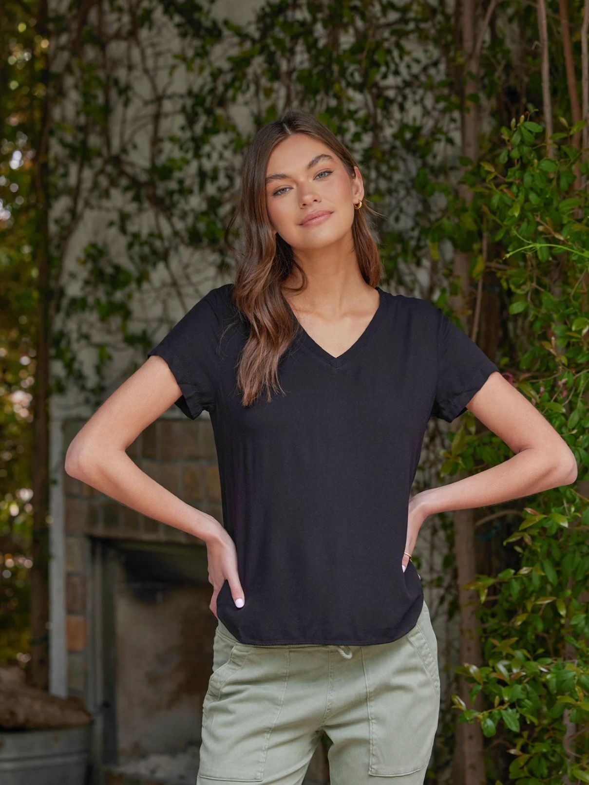 Bella Dahl V-neck Tee in Vintage Black