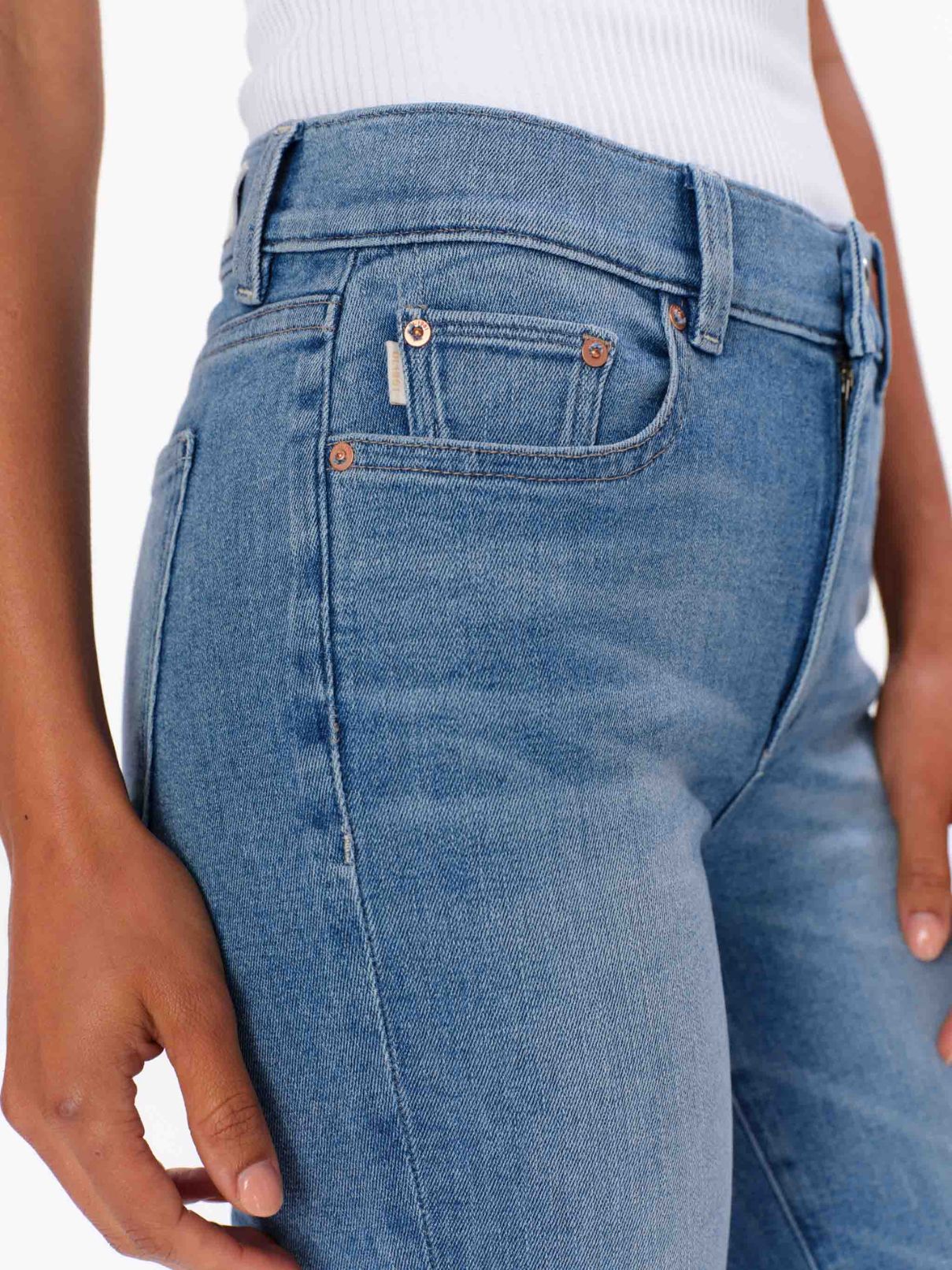 DL 1961 Mara Straight Mid Rise in Lt Island Park Cuffed