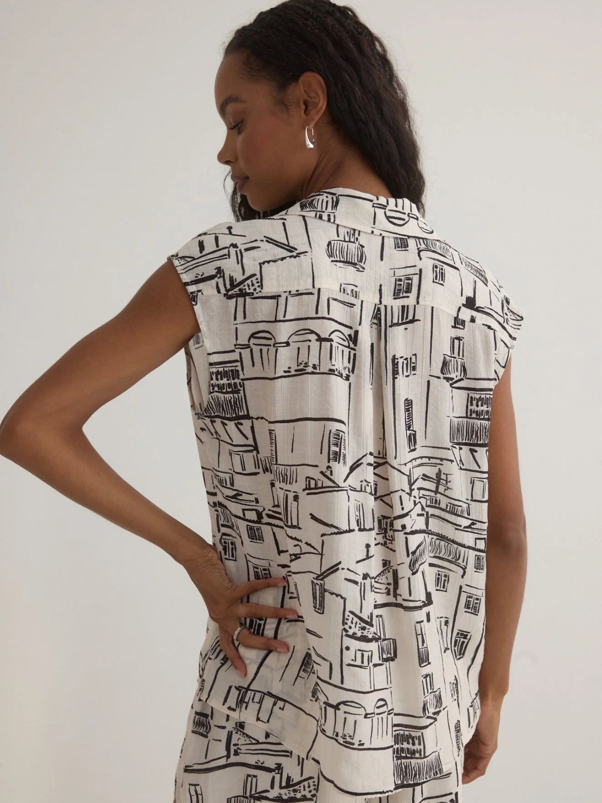 Bella Dahl Capri Collar Cap Sleeve Top in Amalfi Sketch Print