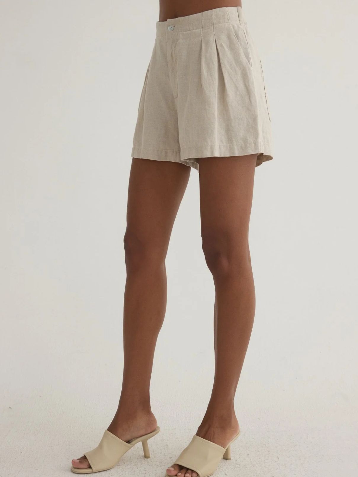 Bella Dahl Double Pleat Short in Linen Sand