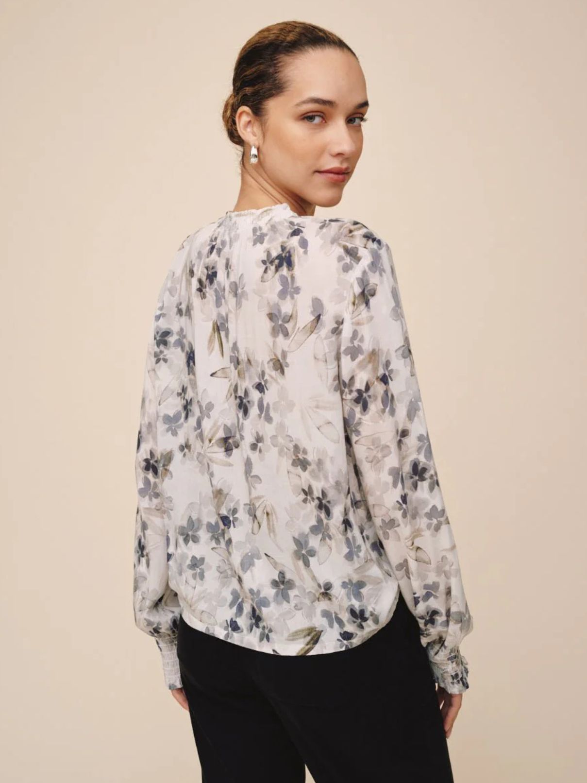 Bella Dahl L/S Shirred Blouse in Frozen Wisteria
