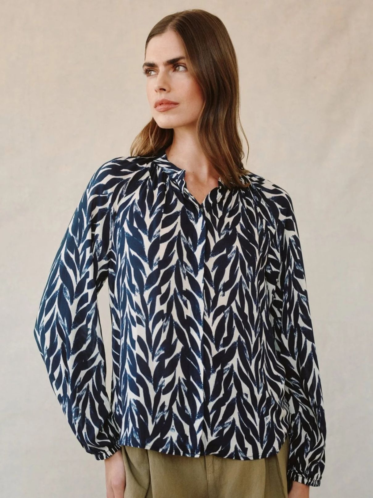 Bella Dahl L/S Shirred Blouse in Navy Leaves Print