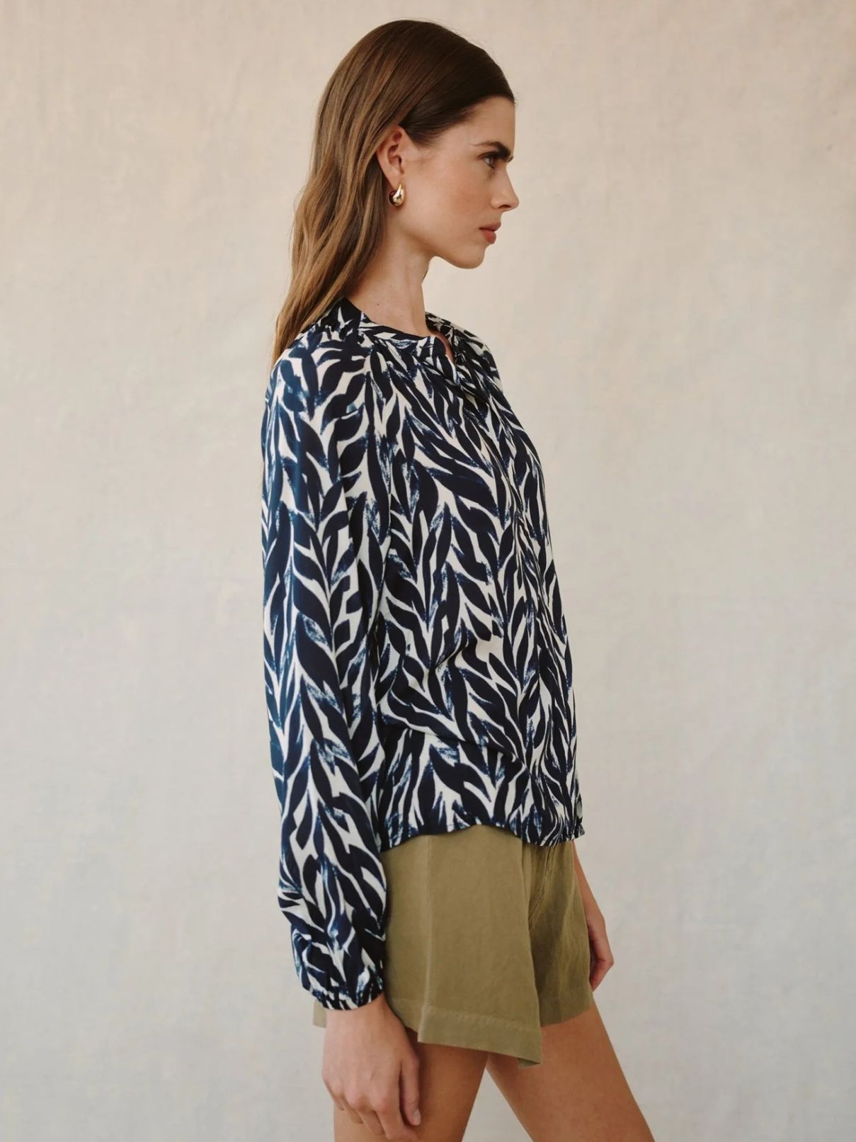 Bella Dahl L/S Shirred Blouse in Navy Leaves Print