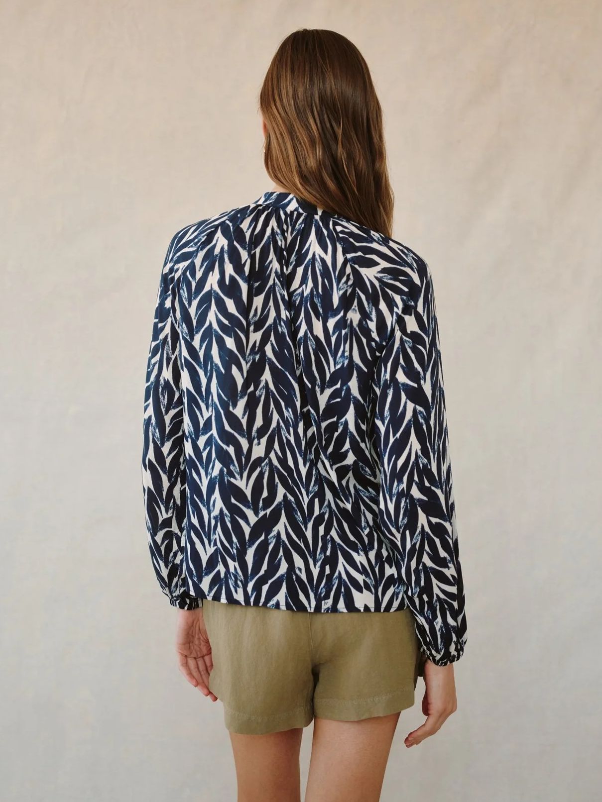 Bella Dahl L/S Shirred Blouse in Navy Leaves Print