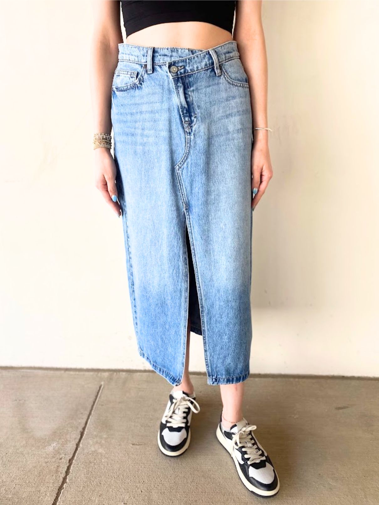 Hidden Midi Front Slit Peyton Skirt in Medium Wash