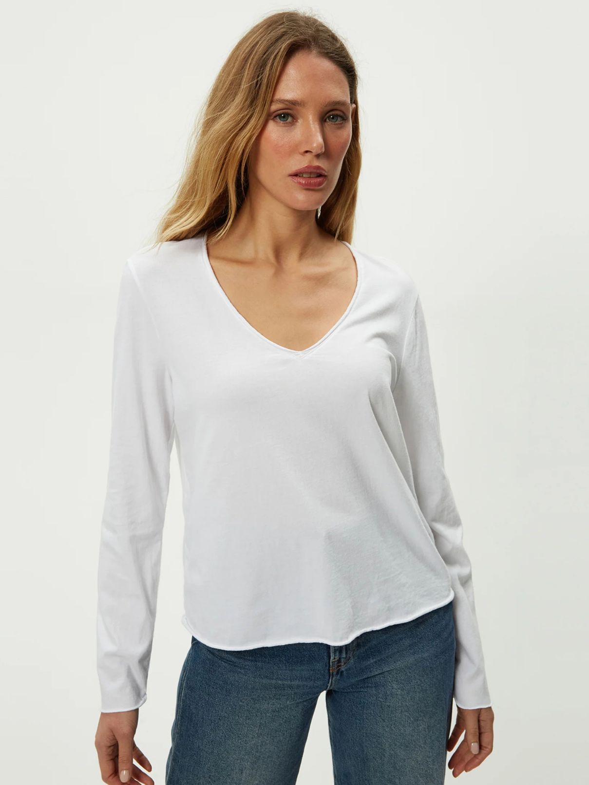 Michael Stars Kailee V Neck L/S Tee in  White