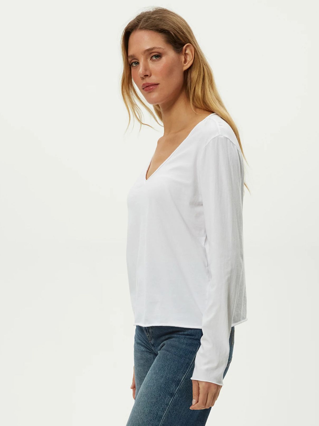 Michael Stars Kailee V Neck L/S Tee in  White