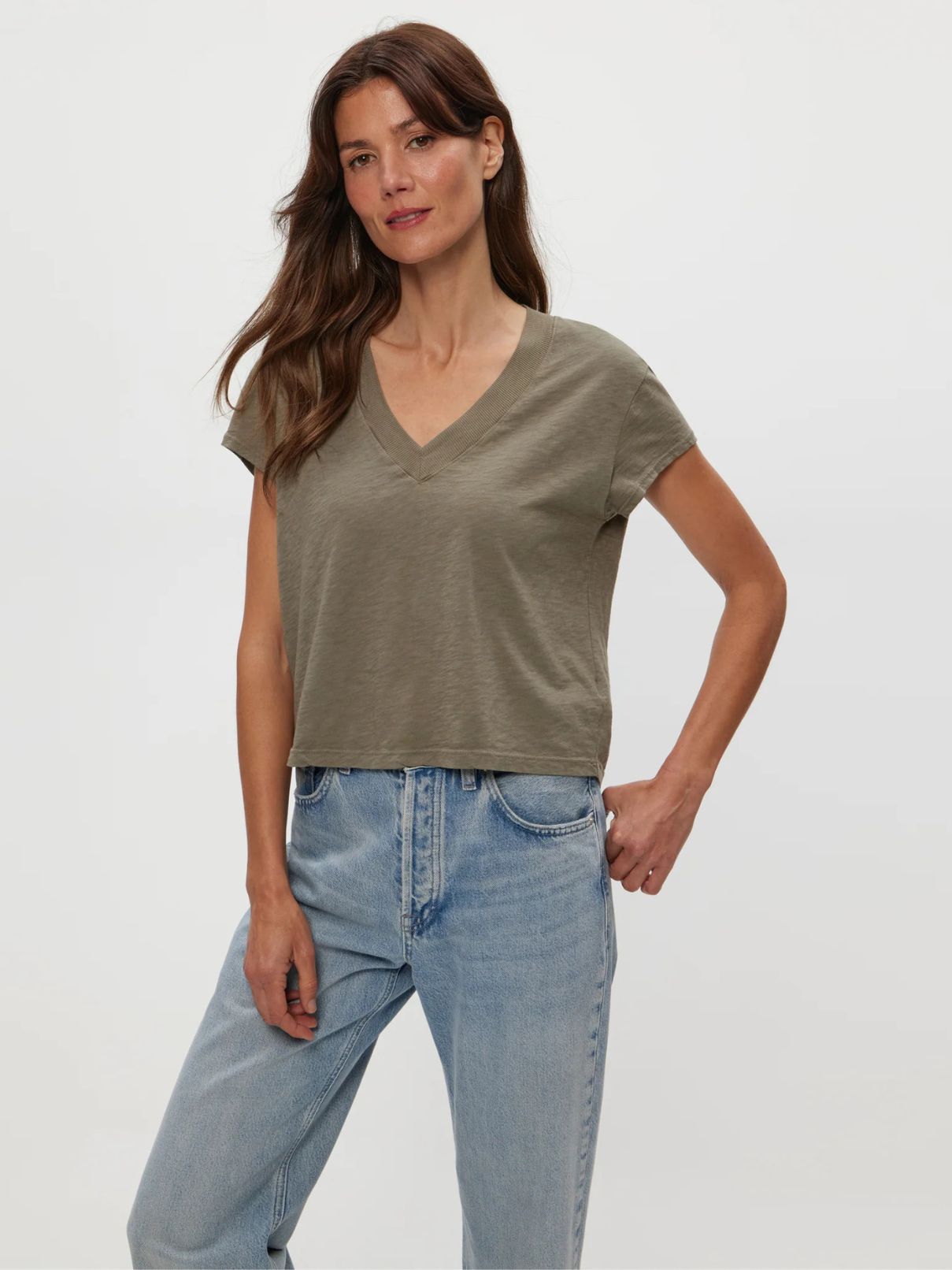Micheal Stars Harlan Cropped V-Nk Tee in Olive