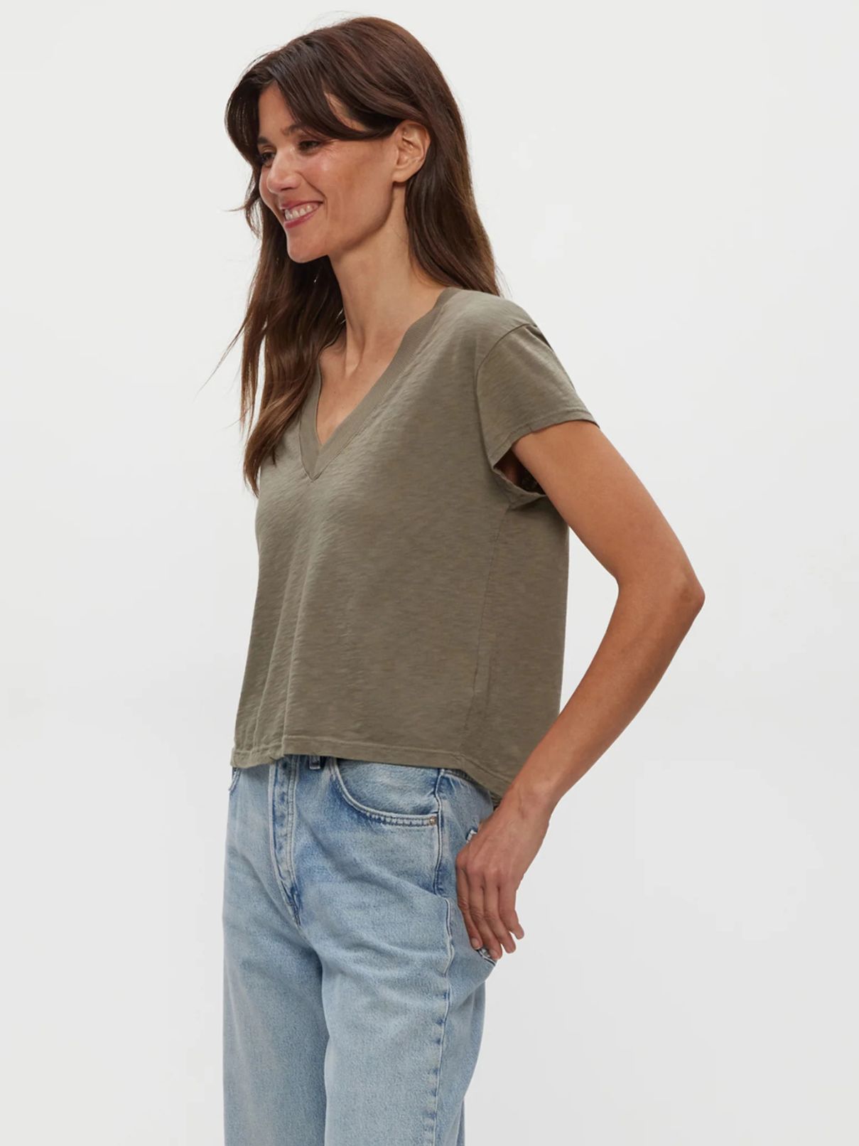 Micheal Stars Harlan Cropped V-Nk Tee in Olive