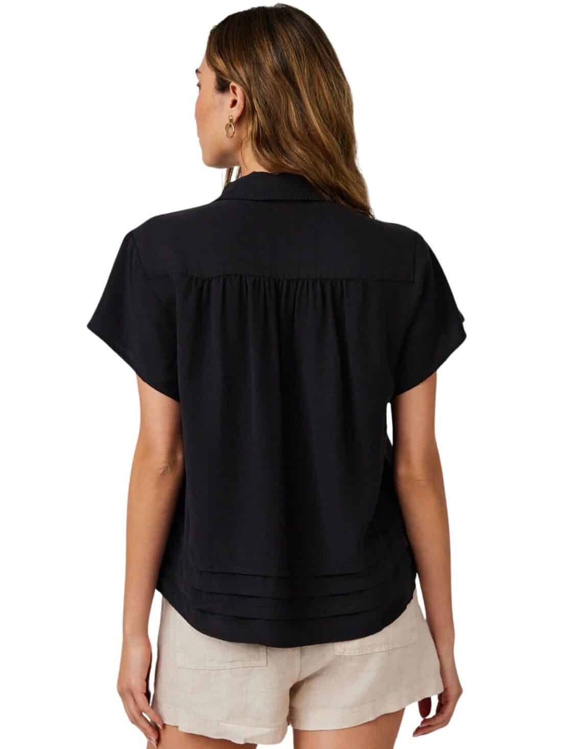 bella dahl cap sleeve button top in black